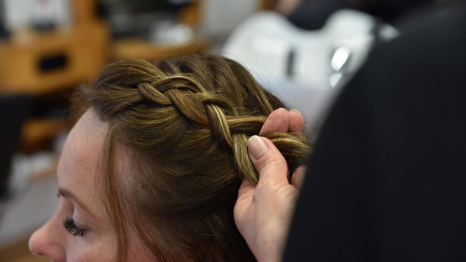 Ziehen Sie einen Scheitel und flechten auf einer Seite die Haare bis zum Hinterkopf. Ziehen Sie einen Scheitel und flechten auf einer Seite die Haare bis zum Hinterkopf.