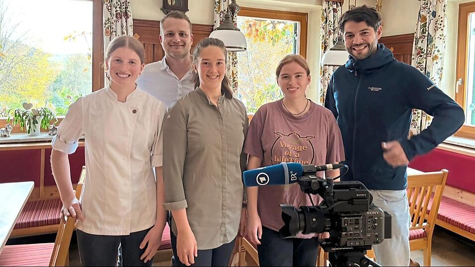 Der Steiner Wirt, Andreas Braun (Zweiter von links) mit seiner Auszubildenden Freya Rist (Erste von links, seiner Gesellin Lisa Emmer (Zweite von links) sowie Andreas Christl und seiner BR-Kamerafrau Der Steiner Wirt, Andreas Braun (Zweiter von links) mit seiner Auszubildenden Freya Rist (Erste von links, seiner Gesellin Lisa Emmer (Zweite von links) sowie Andreas Christl und seiner BR-Kamerafrau