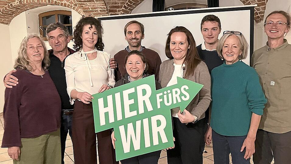 Das Spitzenpersonal, mit dem die Grünen in den Kreistagswahlkampf ziehen (v. l.): Dagmar Günther, Richard Zieglmeier, Maria Krieger, Bianca Martin, Simon Aunkofer, Sophie Gabler, Jacob Mühl, Christiane Lettow-Berger und Christian Rank; auf dem Bild fehlt Daniel Elsner. Das Spitzenpersonal, mit dem die Grünen in den Kreistagswahlkampf ziehen (v. l.): Dagmar Günther, Richard Zieglmeier, Maria Krieger, Bianca Martin, Simon Aunkofer, Sophie Gabler, Jacob Mühl, Christiane Lettow-Berger und Christian Rank; auf dem Bild fehlt Daniel Elsner.