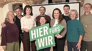 Das Spitzenpersonal, mit dem die Grünen in den Kreistagswahlkampf ziehen (v. l.): Dagmar Günther, Richard Zieglmeier, Maria Krieger, Bianca Martin, Simon Aunkofer, Sophie Gabler, Jacob Mühl, Christiane Lettow-Berger und Christian Rank; auf dem Bild fehlt Daniel Elsner. Das Spitzenpersonal, mit dem die Grünen in den Kreistagswahlkampf ziehen (v. l.): Dagmar Günther, Richard Zieglmeier, Maria Krieger, Bianca Martin, Simon Aunkofer, Sophie Gabler, Jacob Mühl, Christiane Lettow-Berger und Christian Rank; auf dem Bild fehlt Daniel Elsner.