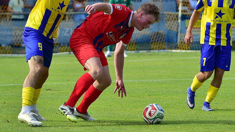 Schwerer Schlag f&uuml;r den 1. FC Bad K&ouml;tzting: Innenverteidiger Jakob Hartl hat sich einen Daumenbruch zugezogen und wird nach Operation wochenlang fehlen.