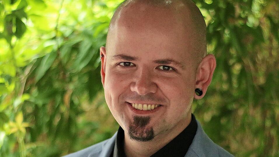 Markenzeichen Tunnel-Ohrringe: Mathias Kahlert bewirbt sich für die Bayernpartei um ein Landtags-Direktmandat.