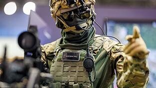 Eine Puppe mit einem Gewehr und der Kampfausrüstung «Gladus» des Rüstungskonzerns Rheinmetall steht auf der Nürnberger Waffenmesse Enforce-Tac.