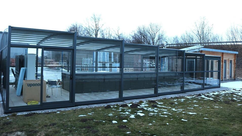 Ob der Pool innerhalb des Schutzstreifens gebaut wurde oder nicht, das stellt sich noch heraus. Ob der Pool innerhalb des Schutzstreifens gebaut wurde oder nicht, das stellt sich noch heraus.