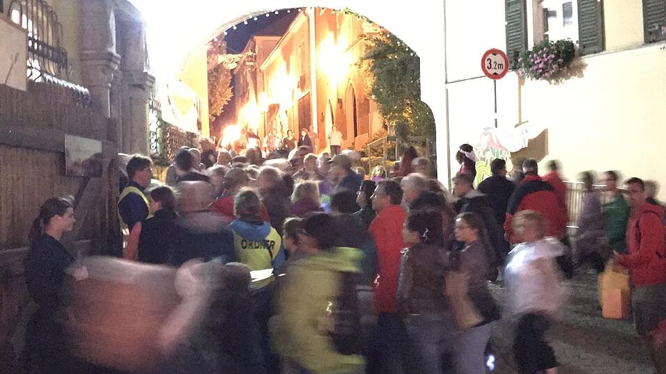 Die Drachenstich-Zuschauer bei der Evakuierung. Die Drachenstich-Zuschauer bei der Evakuierung.