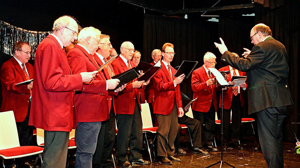 Der Männerchor umrahmte den Neujahrsempfang musikalisch. Der Männerchor umrahmte den Neujahrsempfang musikalisch.