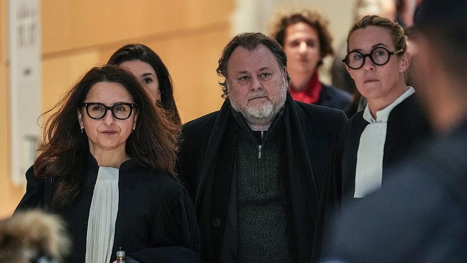 Regisseur Christophe Ruggia wurde zu vier Jahren Haft verurteilt. Das Gericht setzte zwei Jahre der Strafe auf Bewährung aus, die restliche Zeit darf Ruggia unter elektronischer Überwachung zu Hause verbringen.