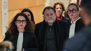 Regisseur Christophe Ruggia wurde zu vier Jahren Haft verurteilt. Das Gericht setzte zwei Jahre der Strafe auf Bewährung aus, die restliche Zeit darf Ruggia unter elektronischer Überwachung zu Hause verbringen.