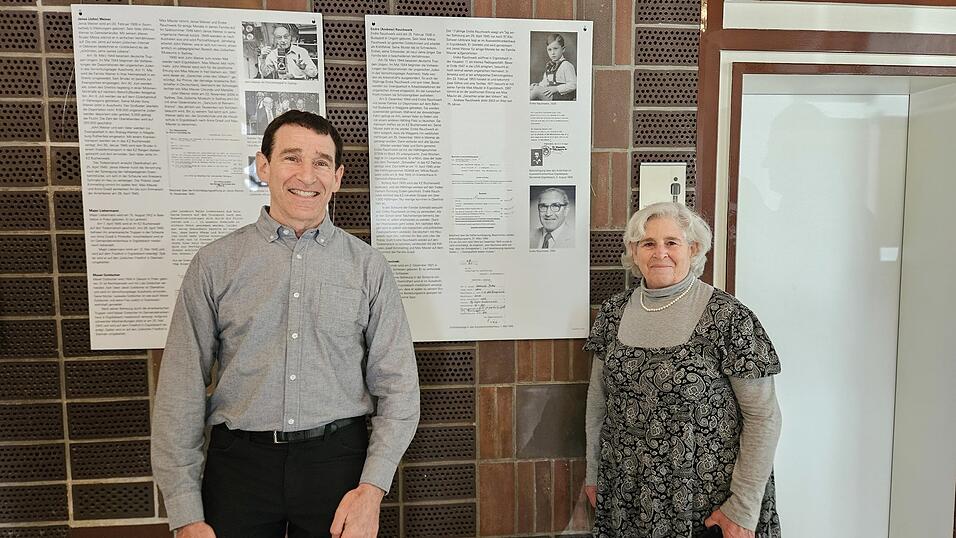 Martin und Susan Rauchwerk in der Dominik-Brunner-Mittelschule vor der Infotafel mit den Daten ihres Vaters Endre Rauchwerk. Martin und Susan Rauchwerk in der Dominik-Brunner-Mittelschule vor der Infotafel mit den Daten ihres Vaters Endre Rauchwerk.