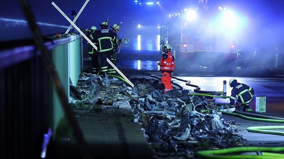 Besonders gefährlich war der Einsatz aufgrund der umherfliegenden Metallteile. Gasdruckbehälter explodierten immer wieder im Feuer.