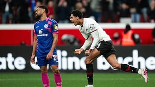 Leverkusens Jarell Quansah jubelt über den Ausgleich. Leverkusens Jarell Quansah jubelt über den Ausgleich.