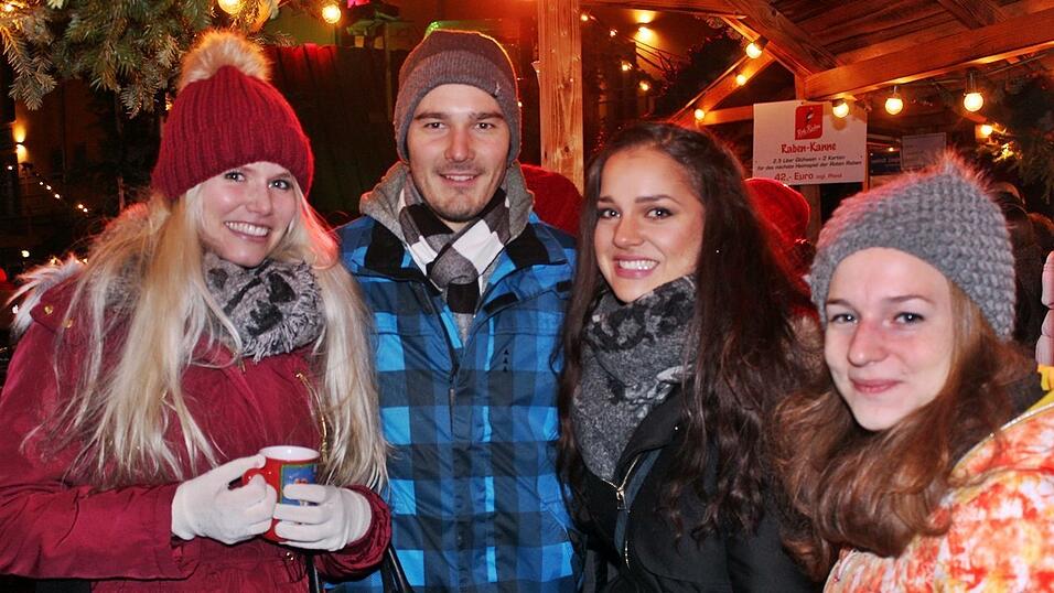 Auch am Samstag, 15. Dezember, strömten wieder etliche Besucher aus Landshut und Umgebung zur Weihnachtspyramide am Alten Viehmarkt. Auch am Samstag, 15. Dezember, strömten wieder etliche Besucher aus Landshut und Umgebung zur Weihnachtspyramide am Alten Viehmarkt.