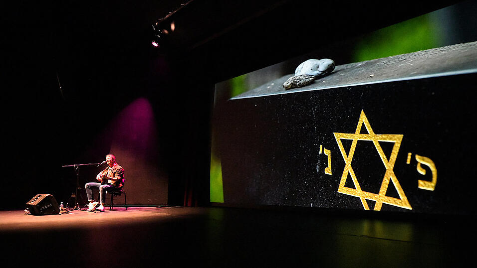 Musikalisch umrahmt wurde die Premiere von Live-Musik von Künstler Ecco Meineke von den Shtetlmusikanten. Musikalisch umrahmt wurde die Premiere von Live-Musik von Künstler Ecco Meineke von den Shtetlmusikanten.