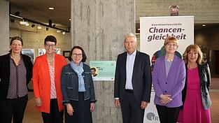 Oberb&uuml;rgermeisterin Gertrud Malz-Schwarzfischer und der Pr&auml;sident der Universit&auml;t Udo Hebel (beide Mitte) enth&uuml;llten den ersten &bdquo;Frauen-Ort&ldquo; in Regensburg.