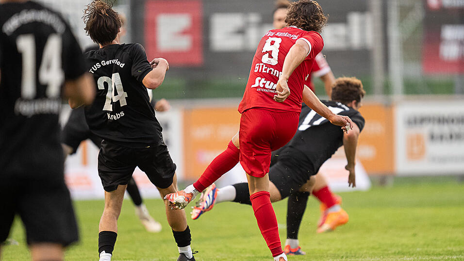 Mit einem strammen Schuss aus der Distanz bringt Hankofens Stürmer Marco Stefandl (in Rot) sein Team kurz vor der Pause in Führung. Es ist der einzige Treffer beim Heimsieg gegen Geretsried (in Schwarz). Mit einem strammen Schuss aus der Distanz bringt Hankofens Stürmer Marco Stefandl (in Rot) sein Team kurz vor der Pause in Führung. Es ist der einzige Treffer beim Heimsieg gegen Geretsried (in Schwarz).