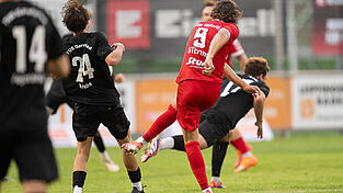 Mit einem strammen Schuss aus der Distanz bringt Hankofens Stürmer Marco Stefandl (in Rot) sein Team kurz vor der Pause in Führung. Es ist der einzige Treffer beim Heimsieg gegen Geretsried (in Schwarz). Mit einem strammen Schuss aus der Distanz bringt Hankofens Stürmer Marco Stefandl (in Rot) sein Team kurz vor der Pause in Führung. Es ist der einzige Treffer beim Heimsieg gegen Geretsried (in Schwarz).