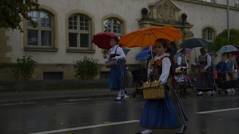 Zahlreiche Musik- und Trachtengruppen zogen nach dreij&auml;hriger Pause am Freitagabend zum Festplatz Am Hagen.&nbsp;