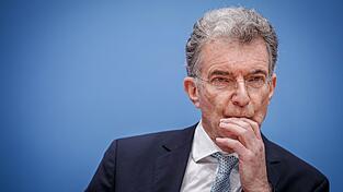 'Wir haben in diesem Jahr so viele Krisen, Konflikte und Herausforderungen, wie wir es noch selten, wenn überhaupt hatten', ist sich Christoph Heusgen, Botschafter und Vorsitzender der Münchner Sicherheitskonferenz (MSC), bewusst. 'Wir haben in diesem Jahr so viele Krisen, Konflikte und Herausforderungen, wie wir es noch selten, wenn überhaupt hatten', ist sich Christoph Heusgen, Botschafter und Vorsitzender der Münchner Sicherheitskonferenz (MSC), bewusst.