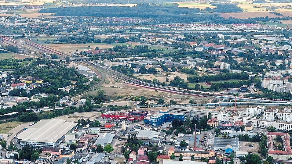 Der Schmack-Berg liegt im sogenannten Gleisdreieck im Stadtosten, rechts im Bild das Candis-Viertel. Der Schmack-Berg liegt im sogenannten Gleisdreieck im Stadtosten, rechts im Bild das Candis-Viertel.