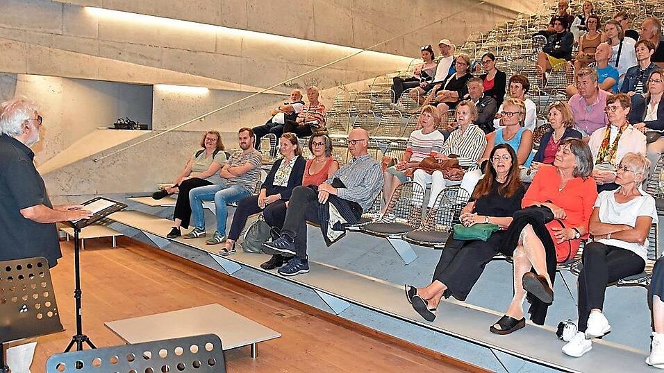 Karl Landgraf, der vor zw&ouml;lf Jahren die Bauleitung f&uuml;r das Konzerthaus &uuml;bernommen hatte, f&uuml;hrte am Sonntag Besucher durch das Geb&auml;ude und sein Umfeld.