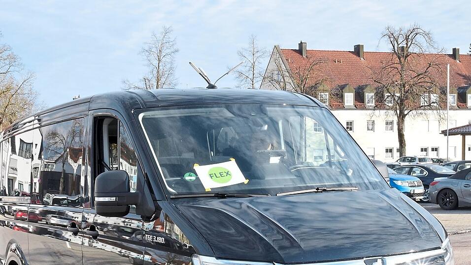 Vier Jahre läuft der Probebetrieb mit dem FLEX-Bus in Moosburg. Wenn sich das Rufbus-System bewährt, könnte es auch in anderen Teilen des Landkreises als Alternative zu Linienverbindungen Fahrt aufnehmen. Vier Jahre läuft der Probebetrieb mit dem FLEX-Bus in Moosburg. Wenn sich das Rufbus-System bewährt, könnte es auch in anderen Teilen des Landkreises als Alternative zu Linienverbindungen Fahrt aufnehmen.