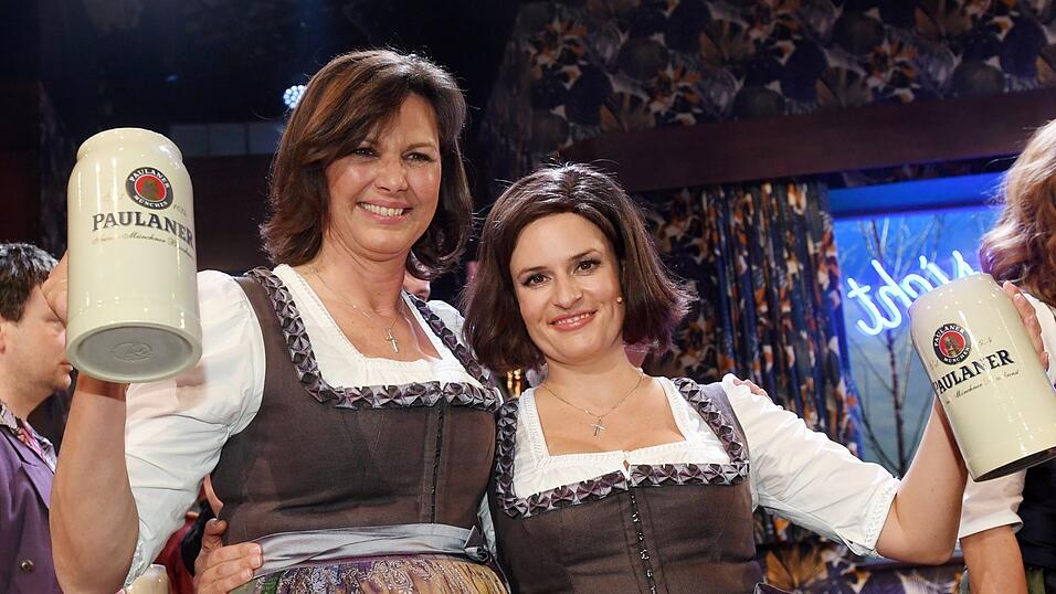 Ihre Rolle als Ilse Aigner (l.) beim 'Politiker-Derblecken' am Münchner Nockherberg brachte Angela Ascher (r.) viel Bekanntheit.