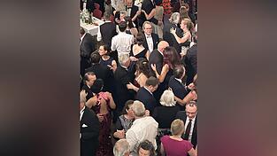Ausverkaufter Ball, volles Parkett: Beim BenefizBall von Sissi Pöschl wird gerne und viel getanzt. Ausverkaufter Ball, volles Parkett: Beim BenefizBall von Sissi Pöschl wird gerne und viel getanzt.