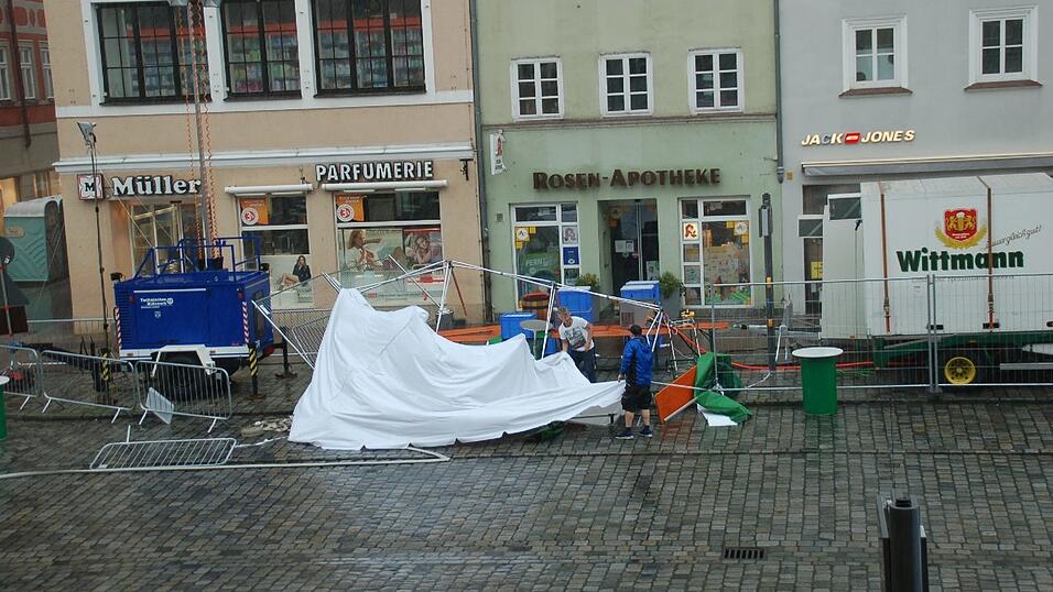 Hier sollen heute eigentlich 'Revolverheld' auftreten, doch angesichts des Starkregens droht das Konzert buchst&auml;blich ins Wasser zu fallen.