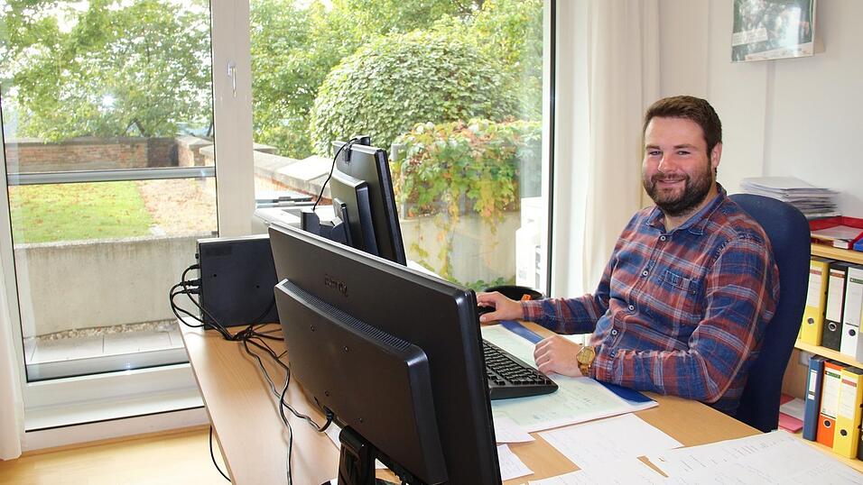 Der pädagogische Leiter Christian Schreiner an seinem Arbeitsplatz der Jugendbildungsstätte Windberg. Eingewöhnt hat er sich schon, denn seit Februar hat ihn der ehemalige Leiter Franz-Xaver Geiger in die neue Arbeit eingelernt. Der pädagogische Leiter Christian Schreiner an seinem Arbeitsplatz der Jugendbildungsstätte Windberg. Eingewöhnt hat er sich schon, denn seit Februar hat ihn der ehemalige Leiter Franz-Xaver Geiger in die neue Arbeit eingelernt.