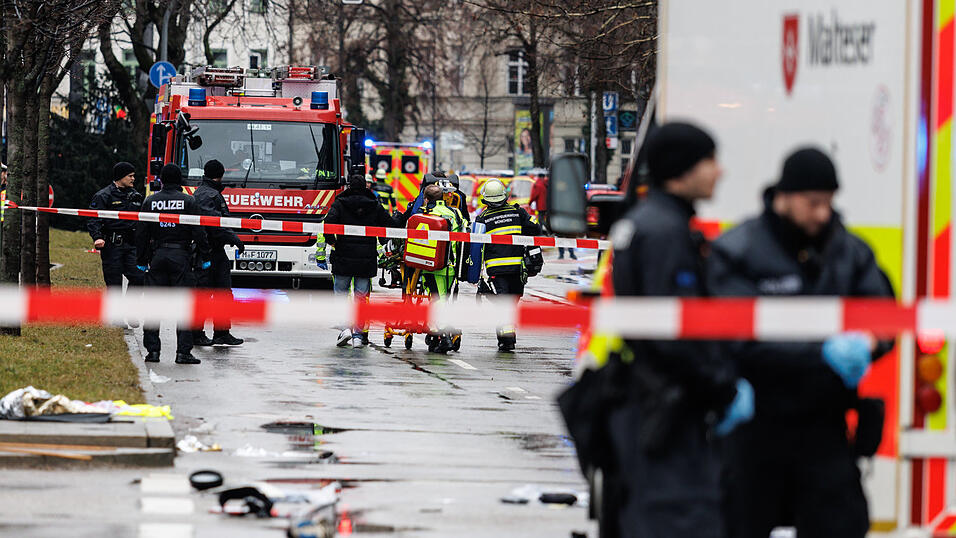 Fotos vom Stiglmaierplatz zeigen verstreute Gegenstände, das Auto des Fahrers, Menschen in Aufruhr. Fotos vom Stiglmaierplatz zeigen verstreute Gegenstände, das Auto des Fahrers, Menschen in Aufruhr.