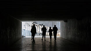 Dunkle Gestalten, die am Ende einer Unterf&uuml;hrung den Weg blockieren: Das ist ein Szenario, das bei den Kursen von &bdquo;pack ma&rsquo;s&ldquo; durchgespielt wird.