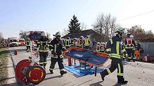 Bei einem Unfall mit drei Fahrzeugen auf einer Kreisstra&szlig;e bei Isen sind zwei Menschen verletzt worden. Ein Autofahrer soll beim &Uuml;berholen ein entgegenkommendes Fahrzeug &uuml;bersehen haben.