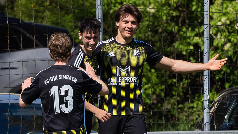 In der 24. Minute konnte sich Simon Husel (r.) als Torsch&uuml;tze feiern lassen, er hatte soeben das 2:0 erzielt.