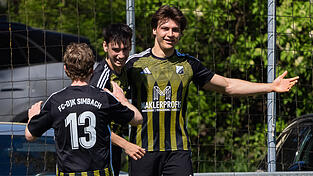 In der 24. Minute konnte sich Simon Husel (r.) als Torsch&uuml;tze feiern lassen, er hatte soeben das 2:0 erzielt.