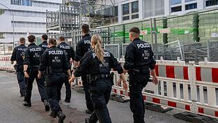 Ein Zeuge beobachtete den Vorfall und alarmierte die Polizei. Ein Zeuge beobachtete den Vorfall und alarmierte die Polizei.