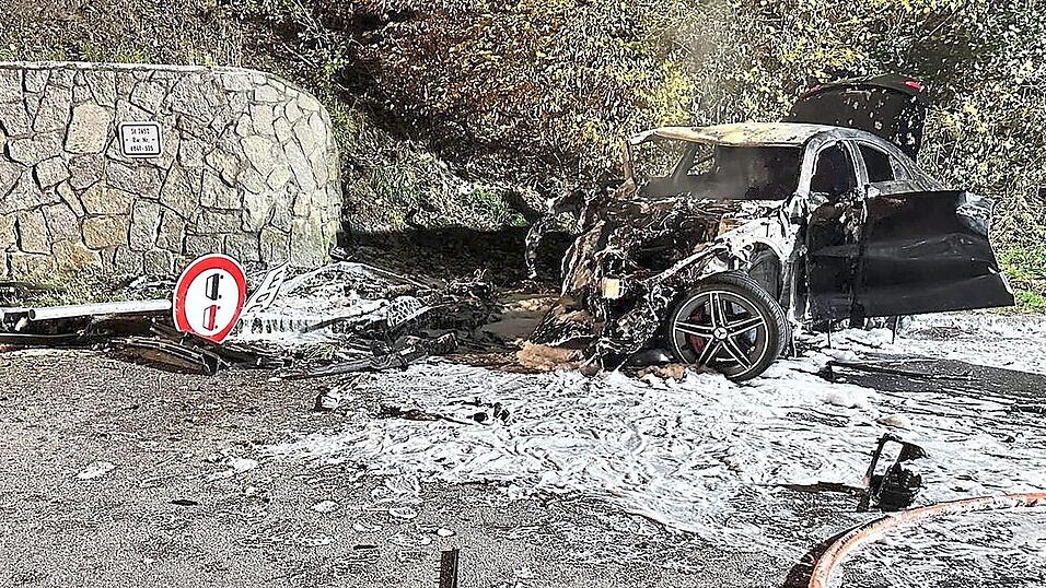 Ein schreckliches Bild bot sich den Einsatzkräften auf der Staatsstraße zwischen Wiesing und Stadlhof. Ein Mercedesfahrer war in der Nacht zum Samstag von der Straße abgekommen, frontal gegen eine Stützmauer geprallt und in seinem Fahrzeug verbrannt. Ein schreckliches Bild bot sich den Einsatzkräften auf der Staatsstraße zwischen Wiesing und Stadlhof. Ein Mercedesfahrer war in der Nacht zum Samstag von der Straße abgekommen, frontal gegen eine Stützmauer geprallt und in seinem Fahrzeug verbrannt.