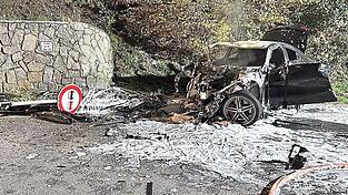 Ein schreckliches Bild bot sich den Einsatzkräften auf der Staatsstraße zwischen Wiesing und Stadlhof. Ein Mercedesfahrer war in der Nacht zum Samstag von der Straße abgekommen, frontal gegen eine Stützmauer geprallt und in seinem Fahrzeug verbrannt. Ein schreckliches Bild bot sich den Einsatzkräften auf der Staatsstraße zwischen Wiesing und Stadlhof. Ein Mercedesfahrer war in der Nacht zum Samstag von der Straße abgekommen, frontal gegen eine Stützmauer geprallt und in seinem Fahrzeug verbrannt.