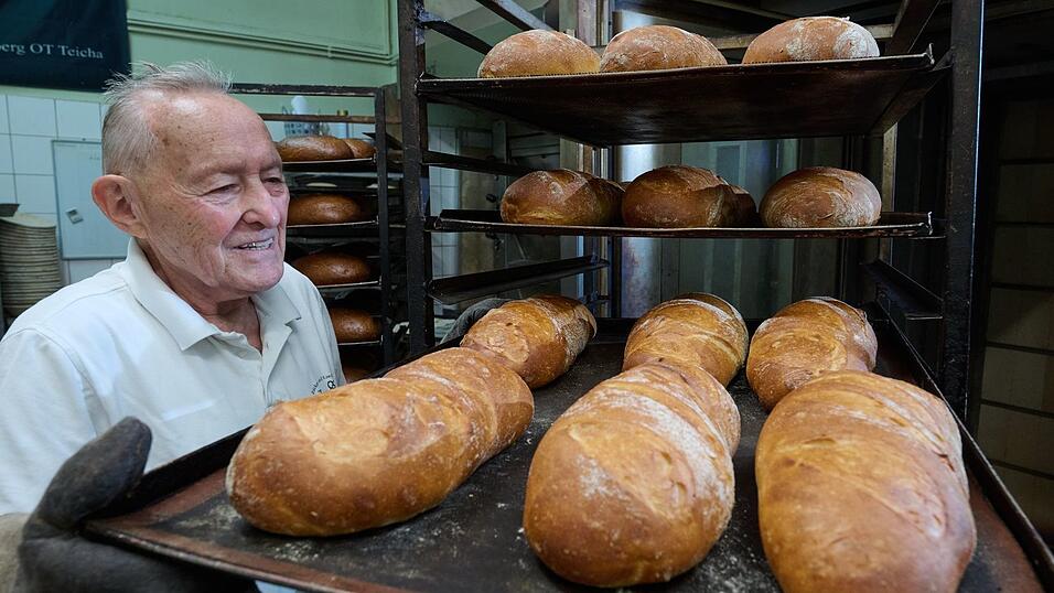 Auch mit 85 Jahren mit Leidenschaft in der Backstube: Gert Ebenrecht ist seit 65 Jahren B&auml;ckermeister - daf&uuml;r wird er von der Handwerkskammer Halle geehrt.