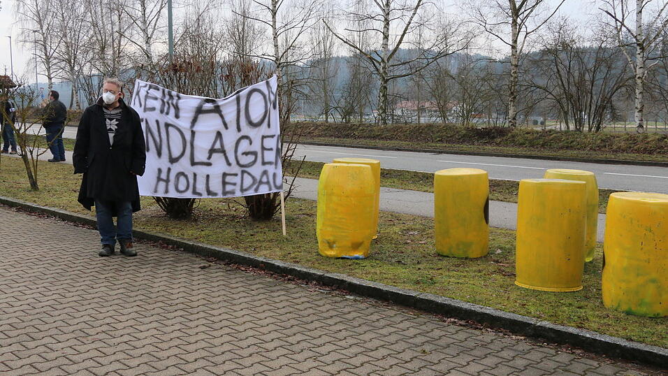 Stefan Jahnel, Organisator der Demo gegen ein Endlager in der Holledau. Mit Banner und gelben F&auml;ssern machte die Demo auf sich aufmerksam.&nbsp;