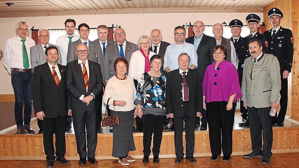 Fritz Stuber freute sich zusammen mit Ehefrau Marianne über die vielen Gratulanten. Fritz Stuber freute sich zusammen mit Ehefrau Marianne über die vielen Gratulanten.