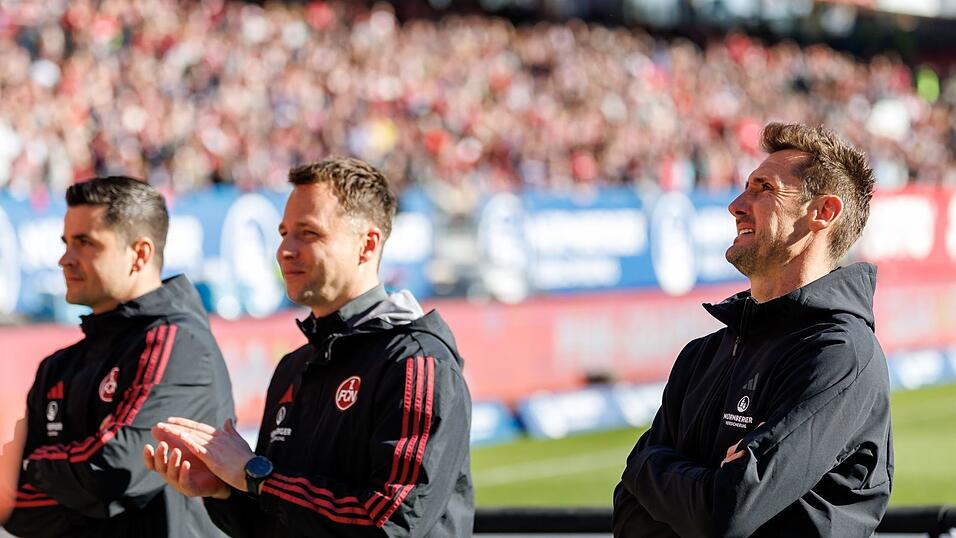 Miroslav Klose (r) genießt den Zuspruch der Nürnberger Fans.