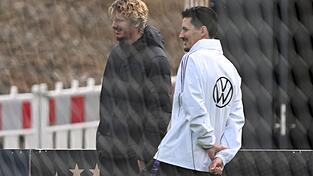 Nur Zuschauer beim Training: Nick Woltemade mit Co-Trainer Benjamin Hübner (r).