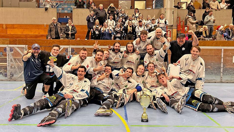 Nach einjähriger Abstinenz kehrt der IHC Atting in die erste Skaterhockey-Liga zurück. Auch im zweiten Finalspiel gegen die Bockumer Bulldogs setzt sich die Alzinger-Truppe verdient durch.