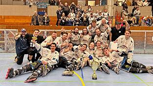Nach einjähriger Abstinenz kehrt der IHC Atting in die erste Skaterhockey-Liga zurück. Auch im zweiten Finalspiel gegen die Bockumer Bulldogs setzt sich die Alzinger-Truppe verdient durch.