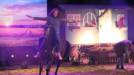 Mika (Julia Steinbrecher) genie&szlig;t mit ausgebreiteten Armen die Freiheit auf dem R&uuml;cken von Ostwind.