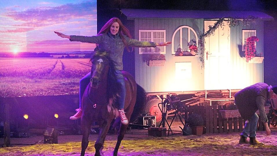 Mika (Julia Steinbrecher) genie&szlig;t mit ausgebreiteten Armen die Freiheit auf dem R&uuml;cken von Ostwind.