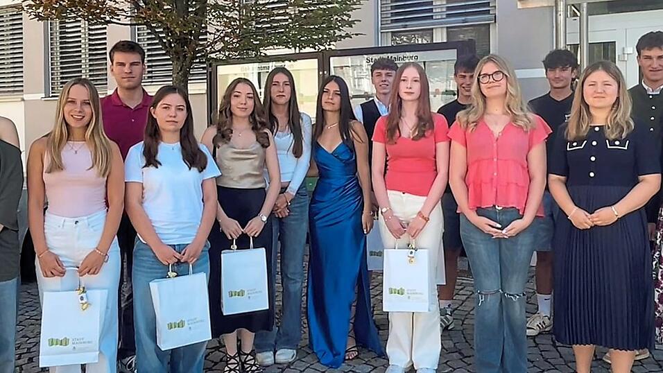 Bürgermeisterin Karoline Fritz-Ertlmaier (rechts) empfängt die Jahrgangsbesten im Rathaus. Bürgermeisterin Karoline Fritz-Ertlmaier (rechts) empfängt die Jahrgangsbesten im Rathaus.