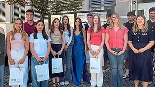 Bürgermeisterin Karoline Fritz-Ertlmaier (rechts) empfängt die Jahrgangsbesten im Rathaus. Bürgermeisterin Karoline Fritz-Ertlmaier (rechts) empfängt die Jahrgangsbesten im Rathaus.