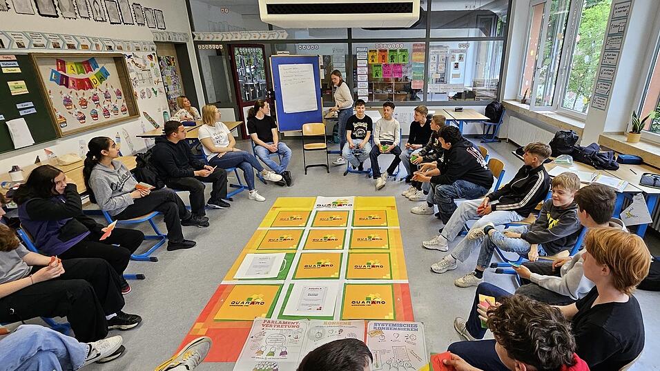 Seitdem Laura Wisniesky das Demokratie-Lernspiel bei einem Koordinatorentreffen der Jugendsozialarbeiter vorgestellt hatte, ist die Nachfrage riesig. Das Angebot ist für Schulen kostenlos. Es gibt mehrere Module mit unterschiedlichen Themenfeldern wie Freundschaft, Toleranz und Respekt und gegen Hass und Hetze für unterschiedliche Altersstufen. Seitdem Laura Wisniesky das Demokratie-Lernspiel bei einem Koordinatorentreffen der Jugendsozialarbeiter vorgestellt hatte, ist die Nachfrage riesig. Das Angebot ist für Schulen kostenlos. Es gibt mehrere Module mit unterschiedlichen Themenfeldern wie Freundschaft, Toleranz und Respekt und gegen Hass und Hetze für unterschiedliche Altersstufen.