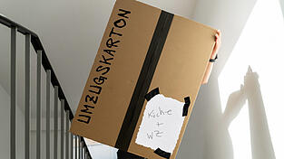 Die Polizeibeamten haben dem Angeklagten seine Umzugskartons in die Unterkunft getragen.